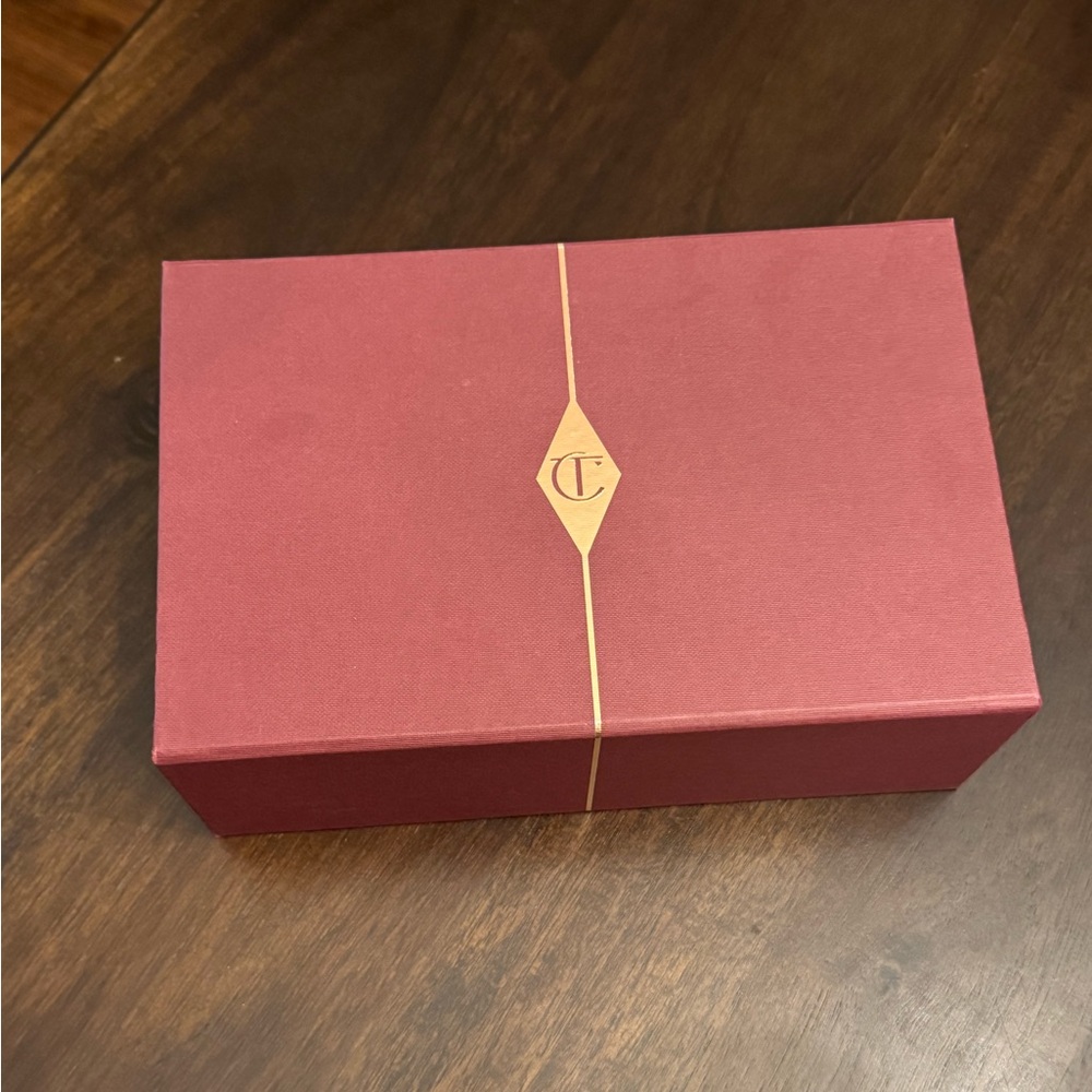 Charlotte Tilbury Magnetic Close Box
